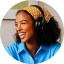 Chica con auriculares