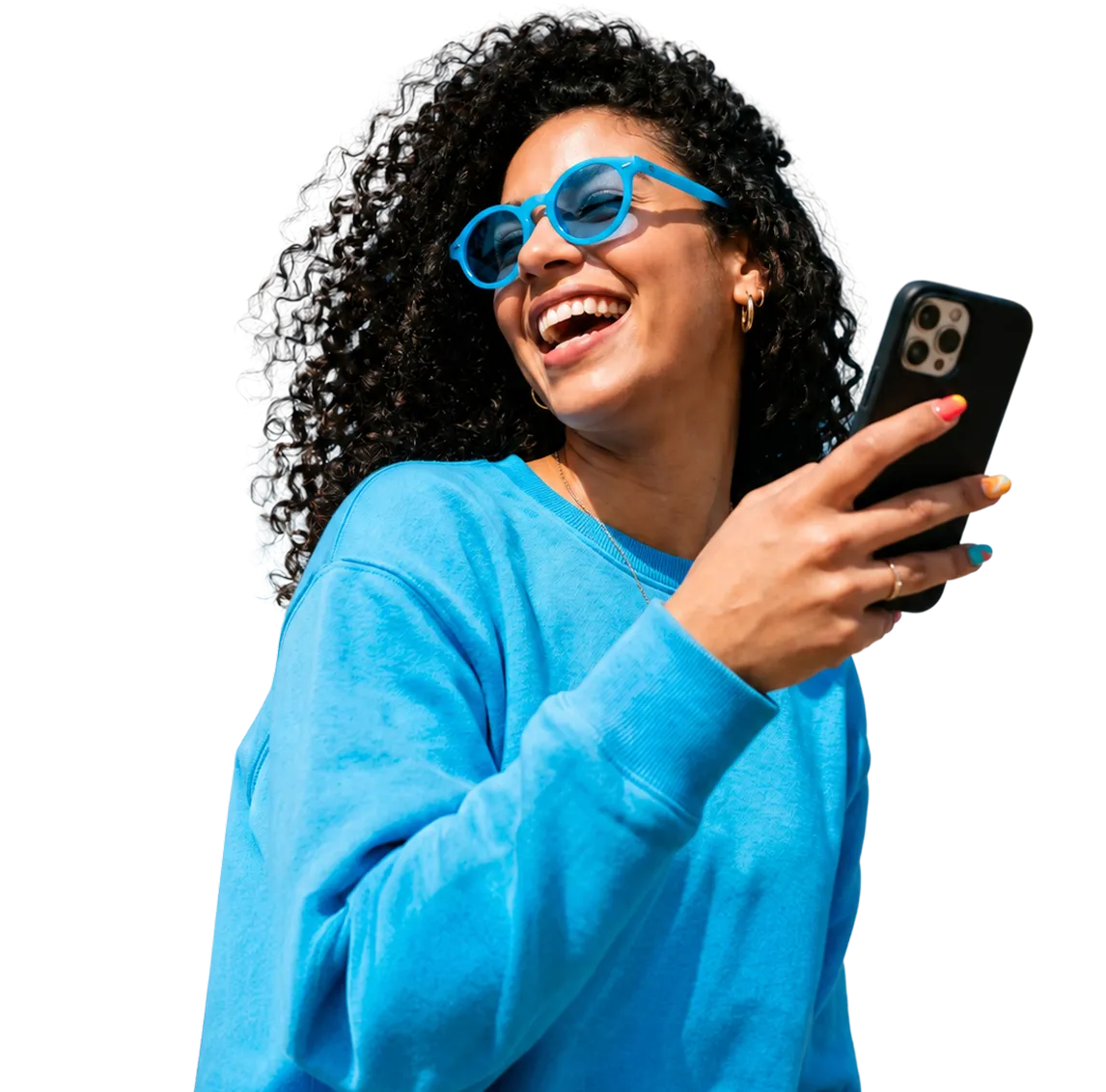 Chica con celular sonriendo