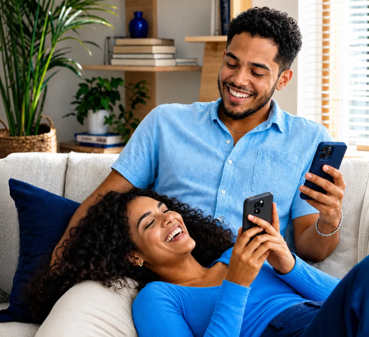 Dos jóvenes sonrientes con celulares