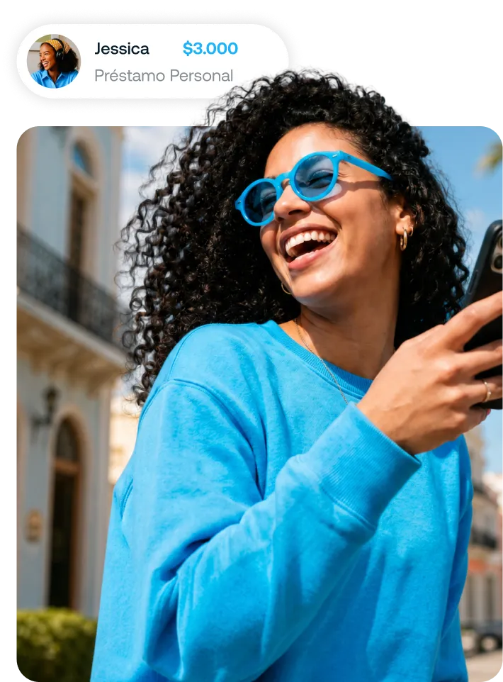 Chica con celular sonriendo
