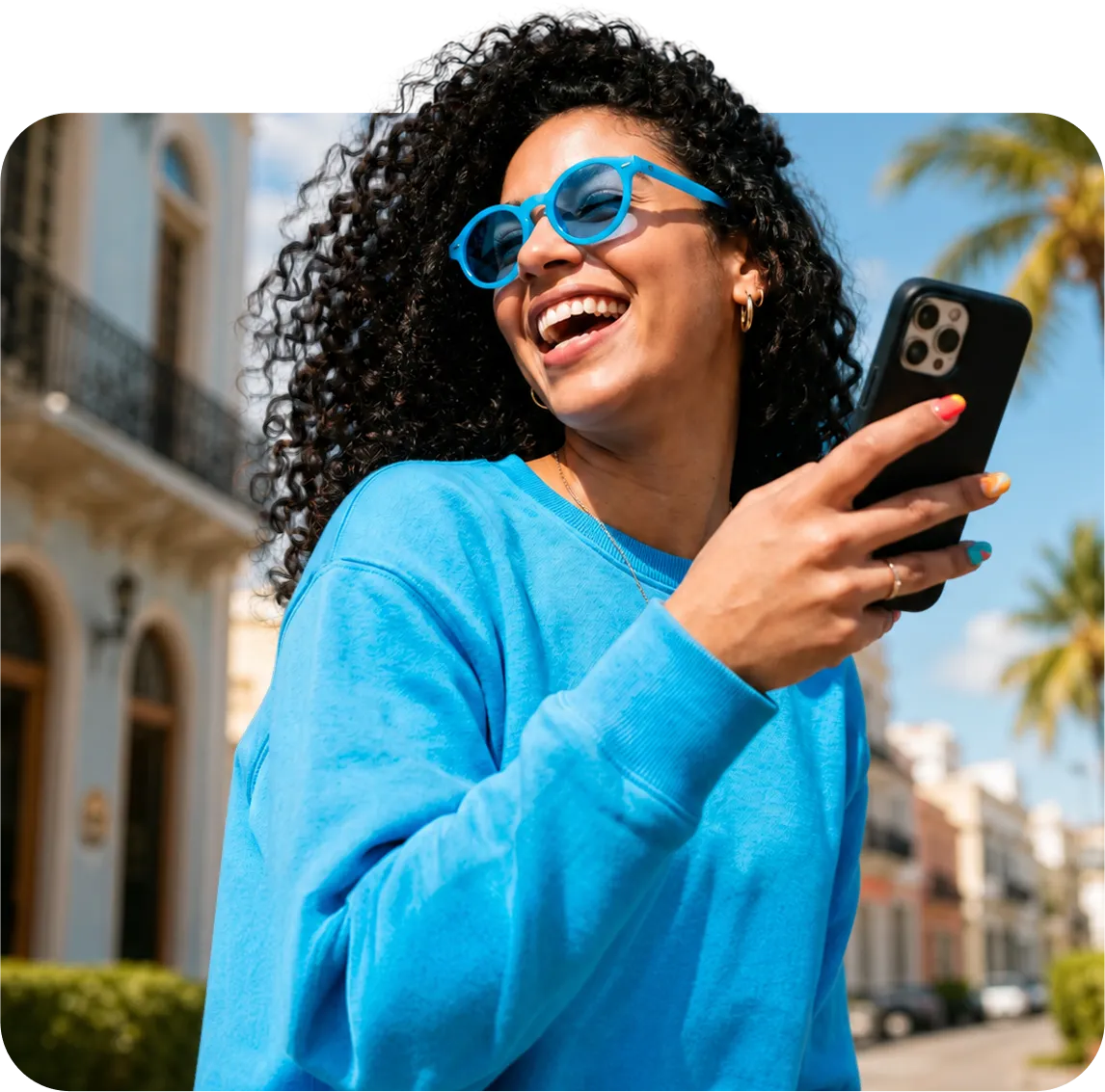 Chica con celular sonriendo