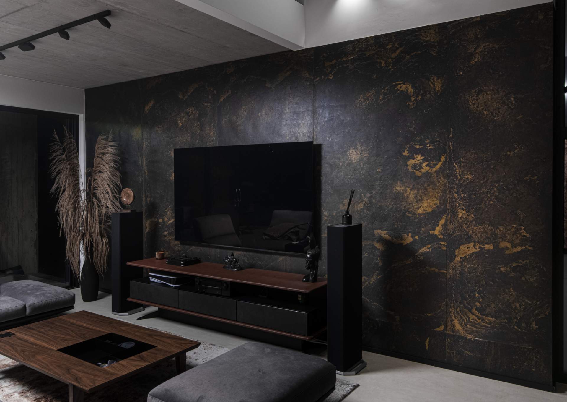 Golden Onyx premium stone cladding - gold metallic veining close-up detail