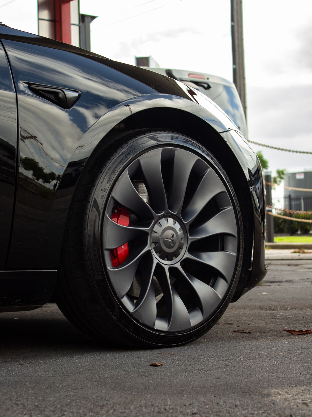 Professional alloy wheel cleaning and tyre shine service in Melbourne.