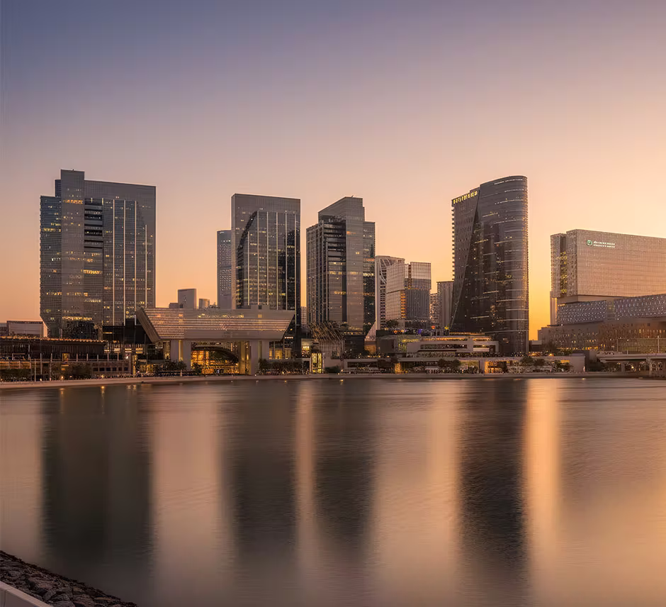 Griffin Group Standort Abu Dhabi – Skyline am Wasser bei Sonnenuntergang.