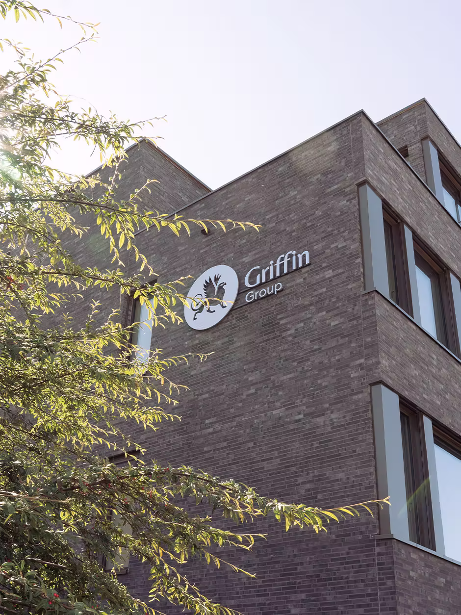 Neuer Standort der Griffin Group in Schaan, Liechtenstein – Firmengebäude mit Logo an der Fassade.