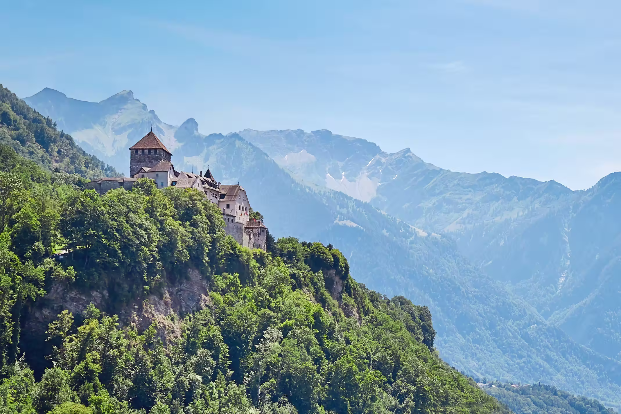 Griffin Trust – Standort Liechtenstein: Schloss Vaduz auf Felsen mit Alpenpanorama.
