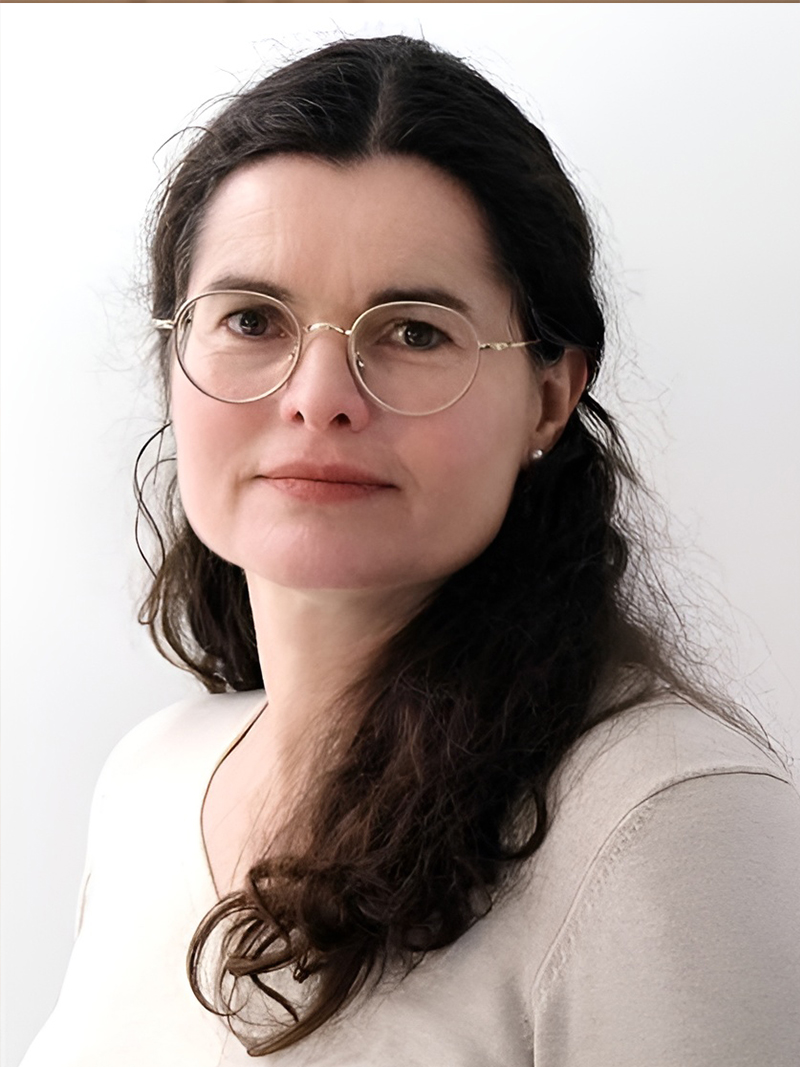 Portrait photo of a SwissDTx Academic Board Member Prof. Dr. phil. Nadine Messerli-Bürgy.