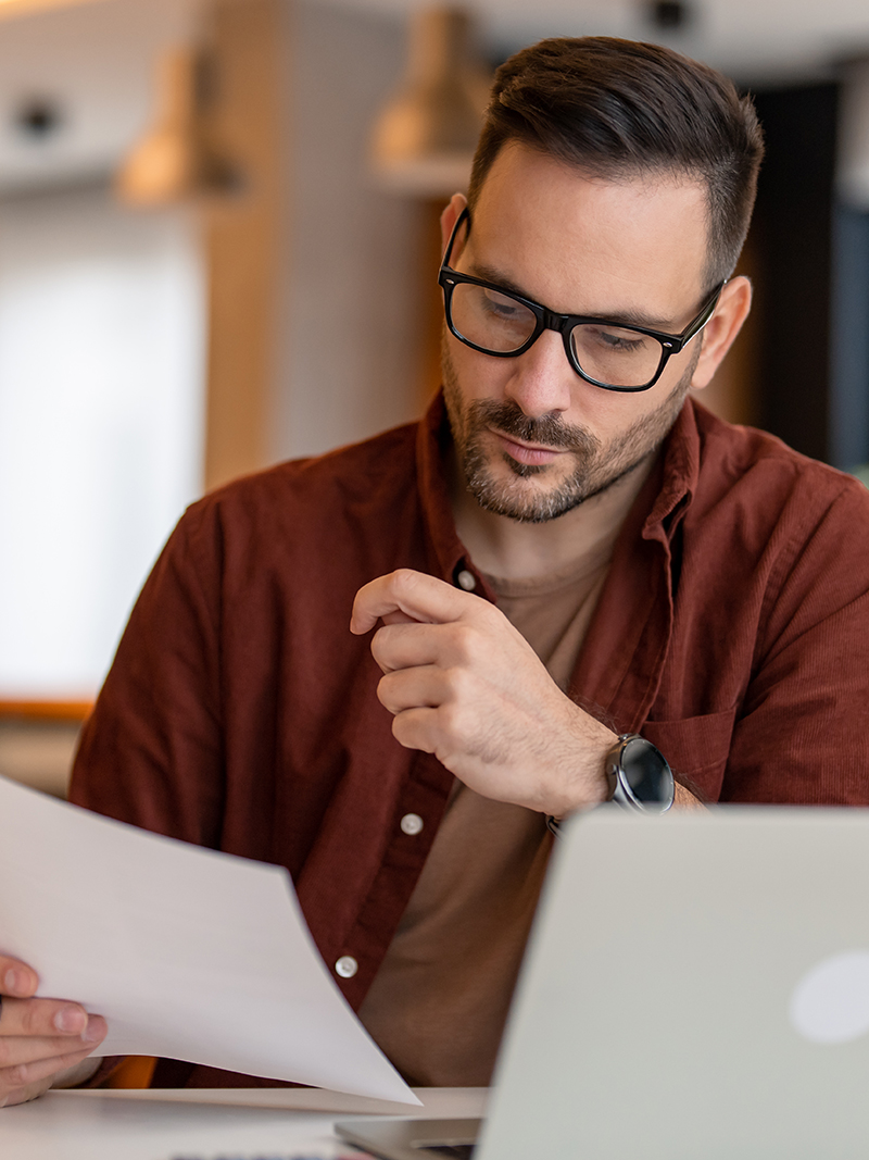 Healthcare Professional in home-office reviewing answers using the SwissDTx Care Dashboard.