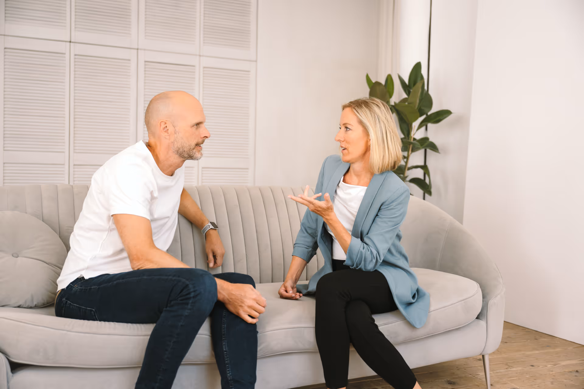 Coaching Session auf der Couch. Coach spricht mit Coachee.