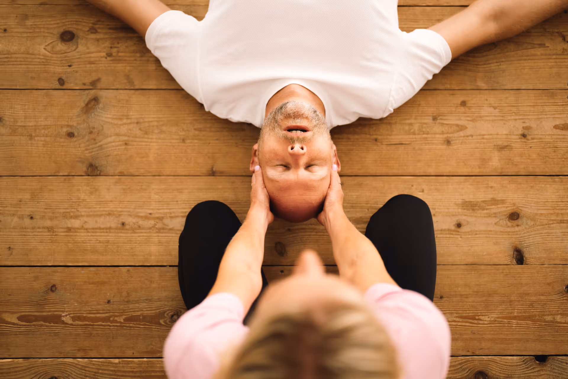 Frau begleitet Mann beim Atmen, 1:1 Breathwork-Session