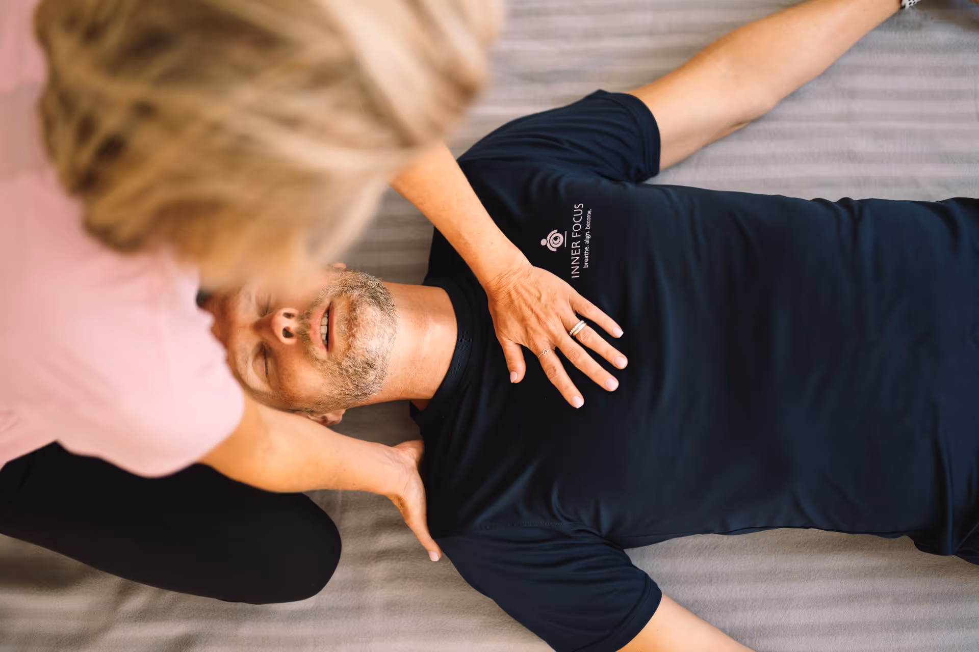 Atem-Session, Begleitung durch Berührungen