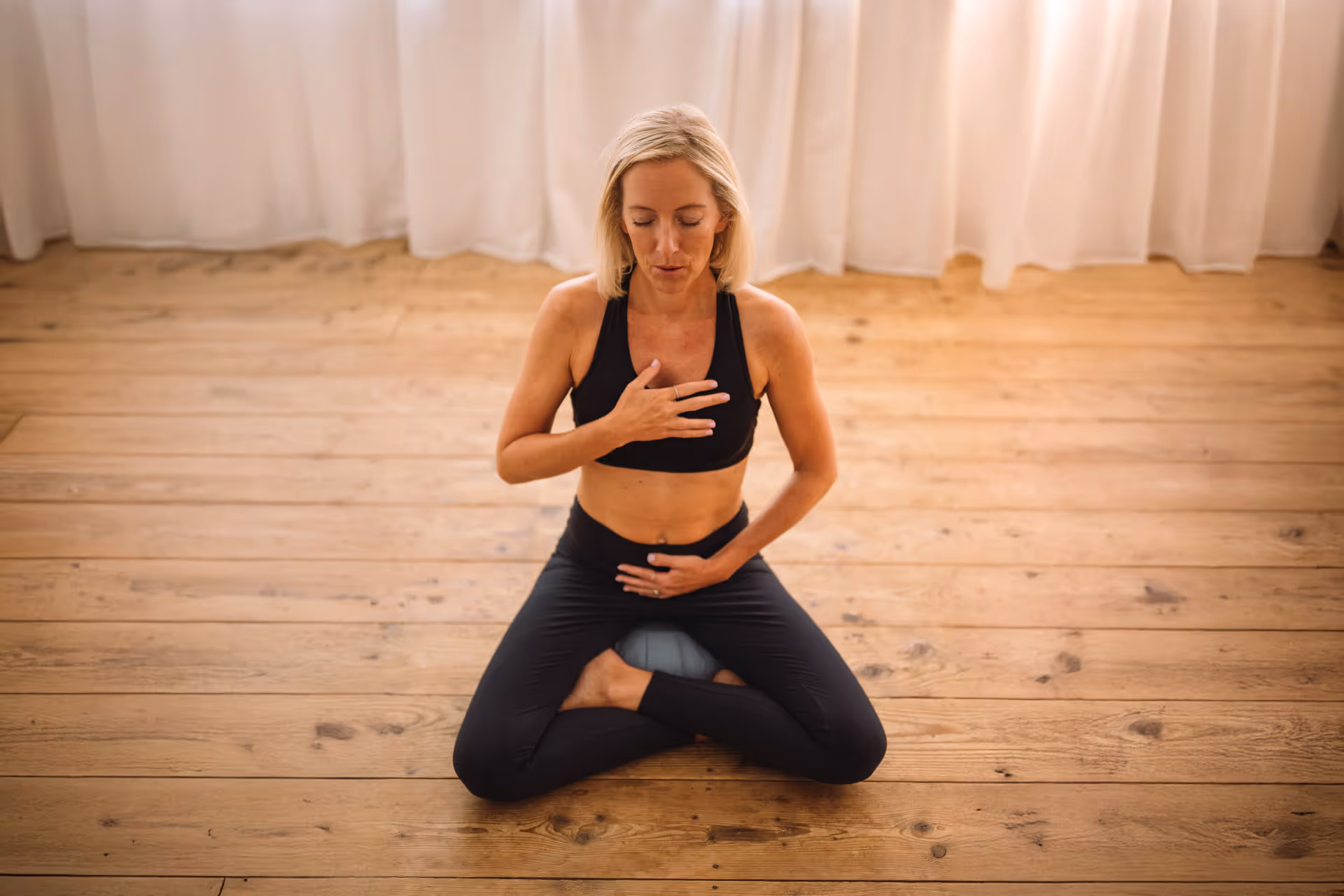 Katrin Merchiers macht eine Sitz-Meditation