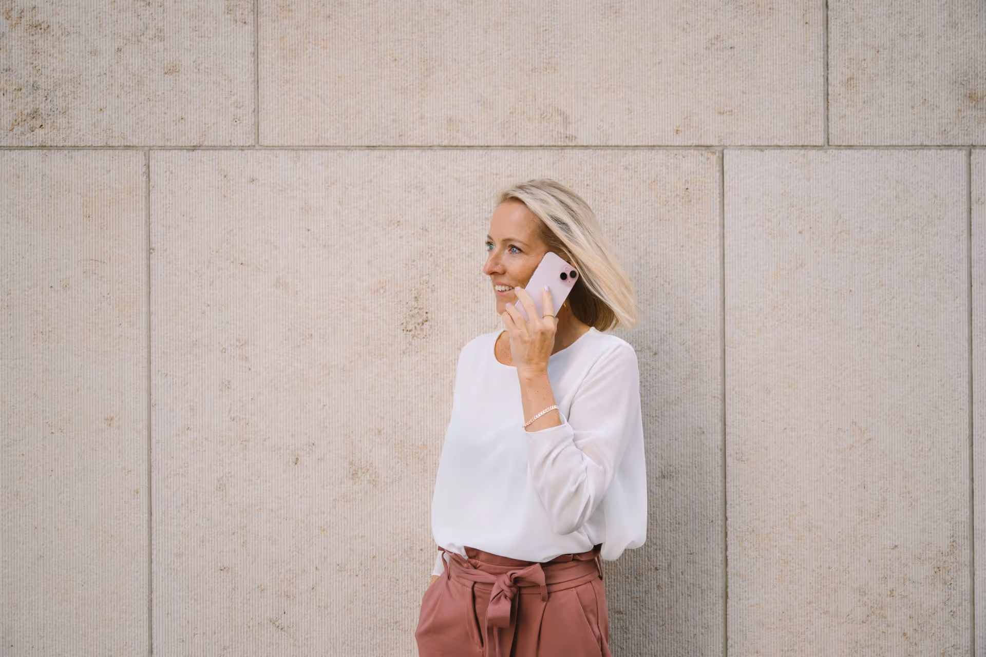 Katrin Merchiers beim Telefonieren mit dem Smartphone