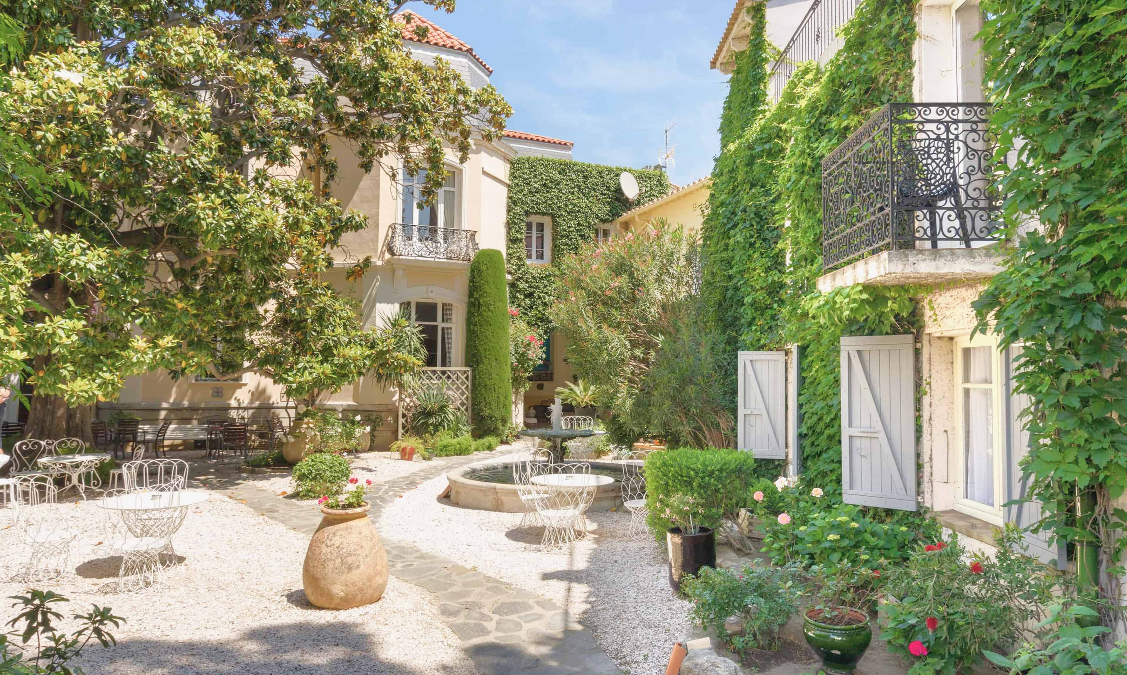 Magnificent garden of the charming hotel La Casa Pairal
