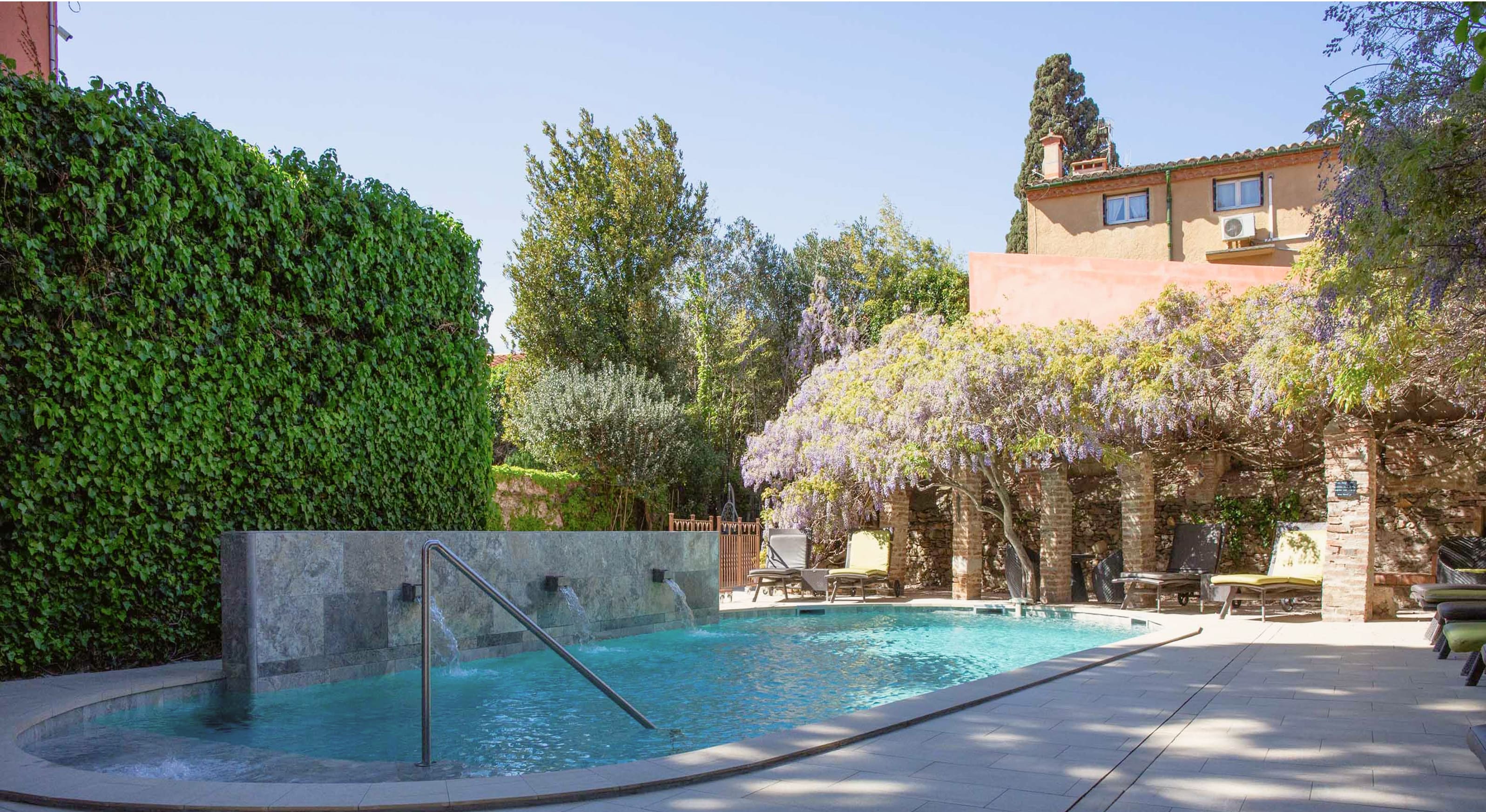 Outdoor area with swimming pool at La Casa Païral hotel