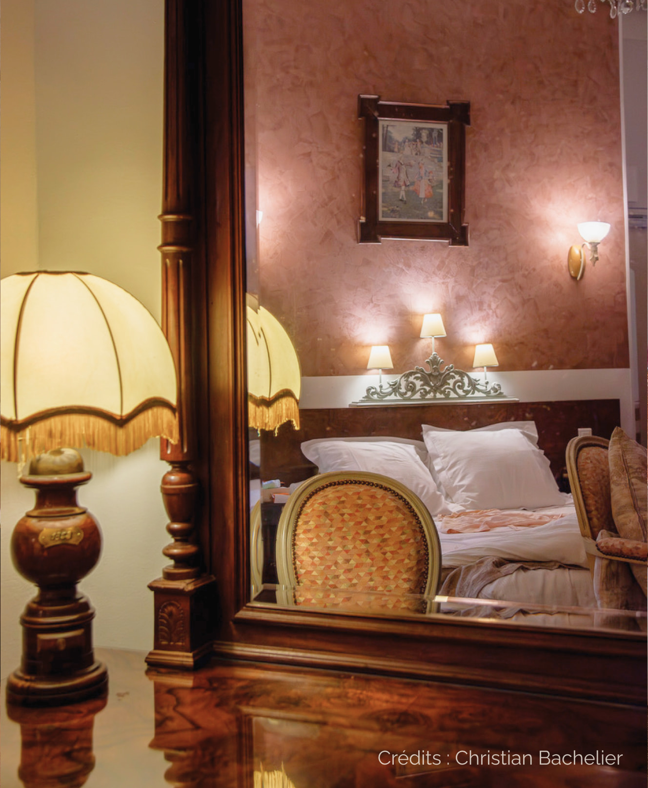 Vue dans le miroir d'une chambre de l'hôtel La Casa Païral