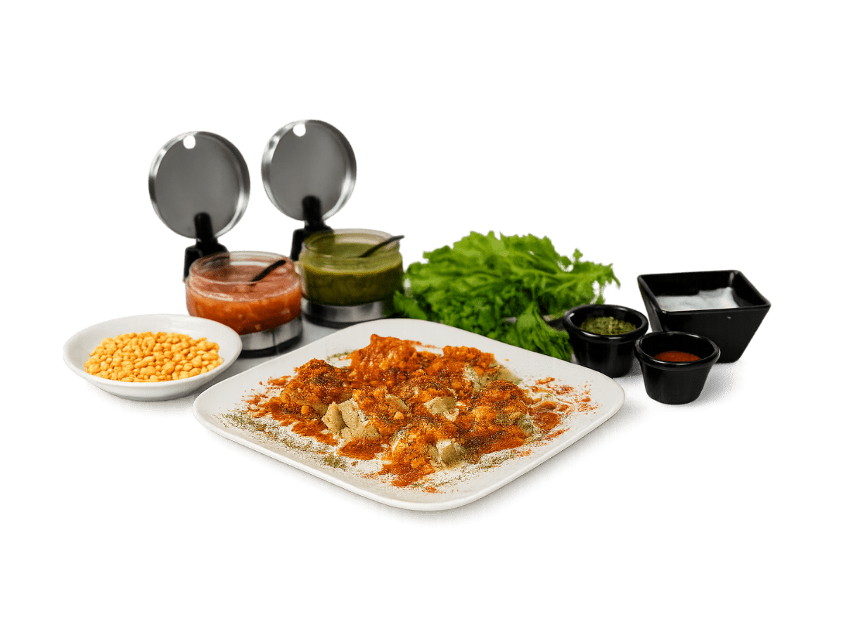 Afghanische Mantu Teigtaschen mit Linsensoße, Joghurt und Kräutern – traditionelles Gericht bei Dough & More in München