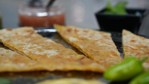 Nahaufnahme von afghanischem Bulani – knusprig gebratenes Fladenbrot mit Kartoffel-Lauch-Füllung, serviert im Dough & More Restaurant München