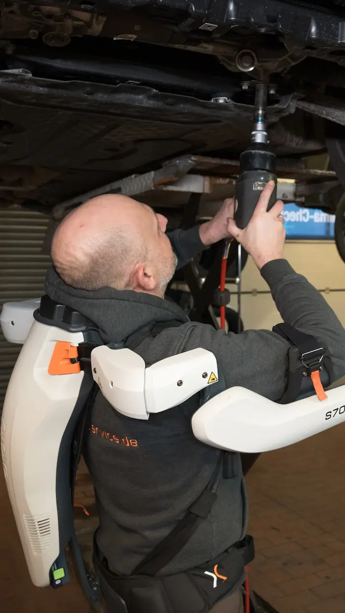 Active shoulder exoskeleton S700 from exoIQ in use in the automotive industry