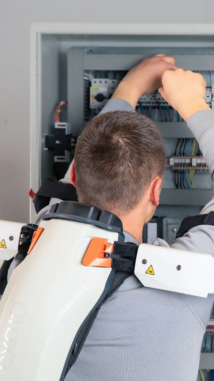 Active shoulder exoskeleton S700 from exoIQ in use in the skilled trades