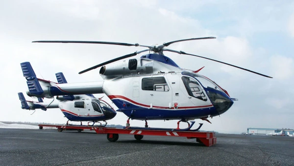 Hélicoptères médicaux Luxembourg Air Rescue stationnés sur un tarmac, illustrant la flotte moderne d’ambulances aériennes au Luxembourg.