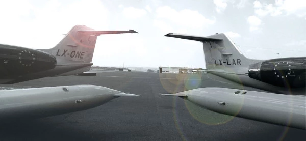 Vue arrière des jets Luxembourg Air Rescue (LX-LAR, LX-ONE) sur piste avec effet de soleil, représentant l’aviation sanitaire européenne.