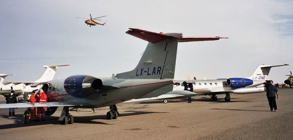 Jets Luxembourg Air Rescue et équipages sur le tarmac lors d’une mission internationale d’évacuation médicale avec soutien hélicoptère.