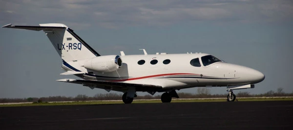 Jet ambulance Luxembourg Air Rescue (LX-RSQ) sur piste, avion spécialisé pour les missions MEDEVAC en Europe.