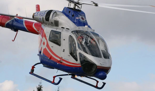 Hélicoptère Luxembourg Air Rescue en vol, appareil moderne utilisé pour les interventions médicales rapides.