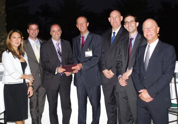 Représentants Luxembourg Air Rescue lors d’un événement officiel avec échange de documents, illustrant la coopération internationale.