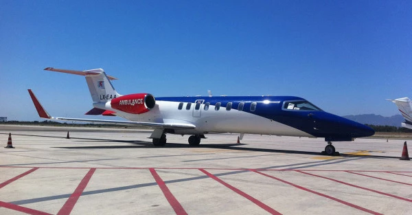Jet ambulance Luxembourg Air Rescue stationné sur piste, avion d’évacuation médicale long-courrier pour missions internationales.