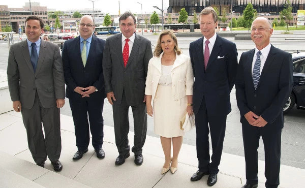 Responsables et dignitaires Luxembourg Air Rescue lors d’un événement officiel, mettant en avant l’aviation médicale européenne.