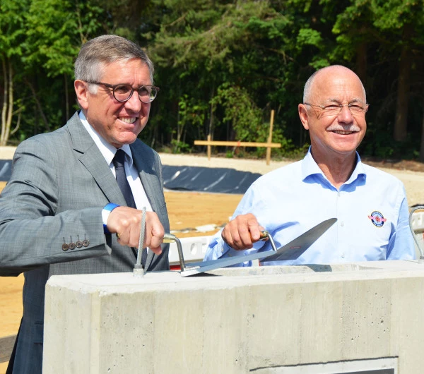 Représentants Luxembourg Air Rescue lors d’une pose de première pierre pour un projet d’infrastructure.
