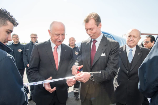 Cérémonie officielle d’inauguration Luxembourg Air Rescue avec coupe de ruban et présence de responsables et services de secours.