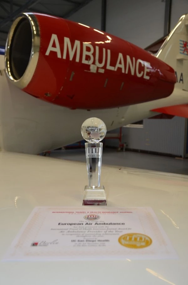 Avion ambulance Luxembourg Air Rescue avec marquage « AMBULANCE » et trophée international récompensant l’excellence en aviation médicale.
