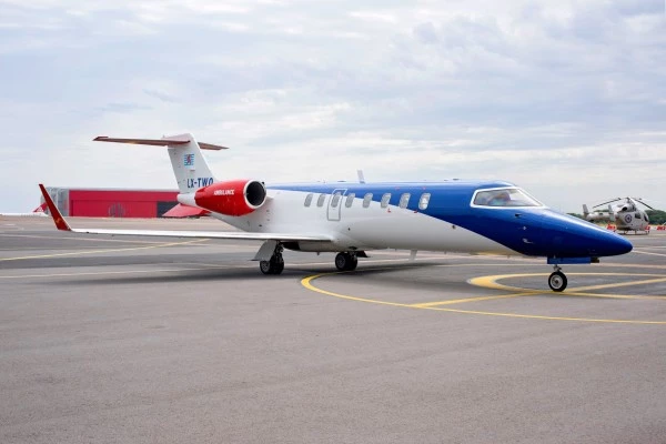 Jet ambulance Luxembourg Air Rescue stationné sur le tarmac, avion d’évacuation médicale long-courrier prêt pour mission.