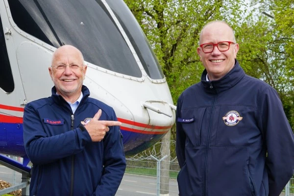 Membres Luxembourg Air Rescue devant un hélicoptère, représentant l’équipe opérationnelle et la direction de l’aviation médicale.