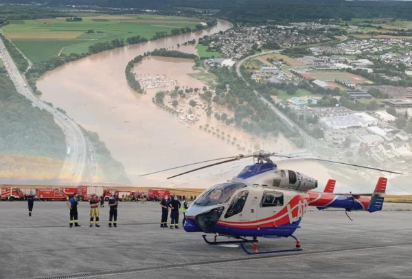 Hélicoptère Luxembourg Air Rescue et équipe intervenant lors d’inondations majeures, soutenant les opérations de secours.