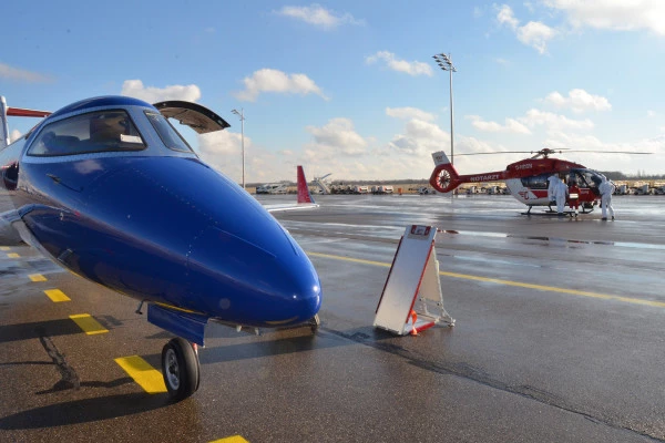 Jet ambulance et hélicoptère Luxembourg Air Rescue sur le tarmac, prêts pour des missions d’évacuation médicale coordonnées.