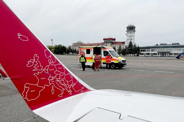 Équipe ambulance Luxembourg Air Rescue et avion sur le tarmac, illustrant la coordination des secours médicaux.