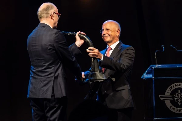Cérémonie officielle Luxembourg Air Rescue avec remise de prix sur scène, récompensant l’excellence en aviation médicale.