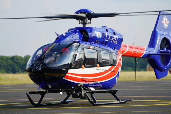 Hélicoptère Luxembourg Air Rescue (LX-HSL) sur piste, appareil moderne pour interventions médicales rapides.