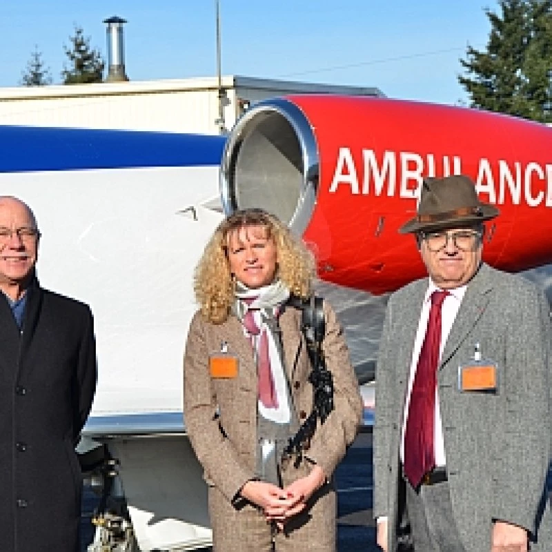 Image de couverture : Ambassadeur de France et délégation en visite chez Luxembourg Air Rescue posant devant un hélicoptère de secours à l’aéroport de Luxembourg. Photo de l'article : Délégation diplomatique et représentants de Luxembourg Air Rescue posant devant un avion ambulance lors d’une visite officielle.