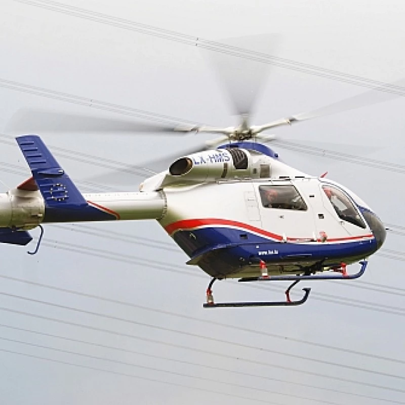 Rettungshubschrauber von Luxembourg Air Rescue im Flug während eines Luftrettungseinsatzes.