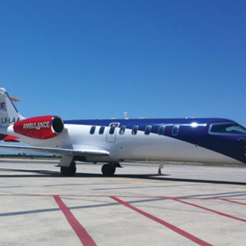 Learjet-Ambulanzflugzeug von Luxembourg Air Rescue auf dem Rollfeld bereit für einen medizinischen Rücktransport.