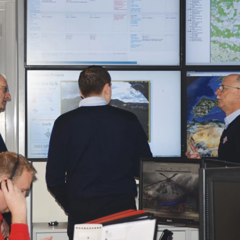 Diplomatische Delegation besucht die Einrichtungen von Luxembourg Air Rescue am Flughafen Luxemburg-Findel.