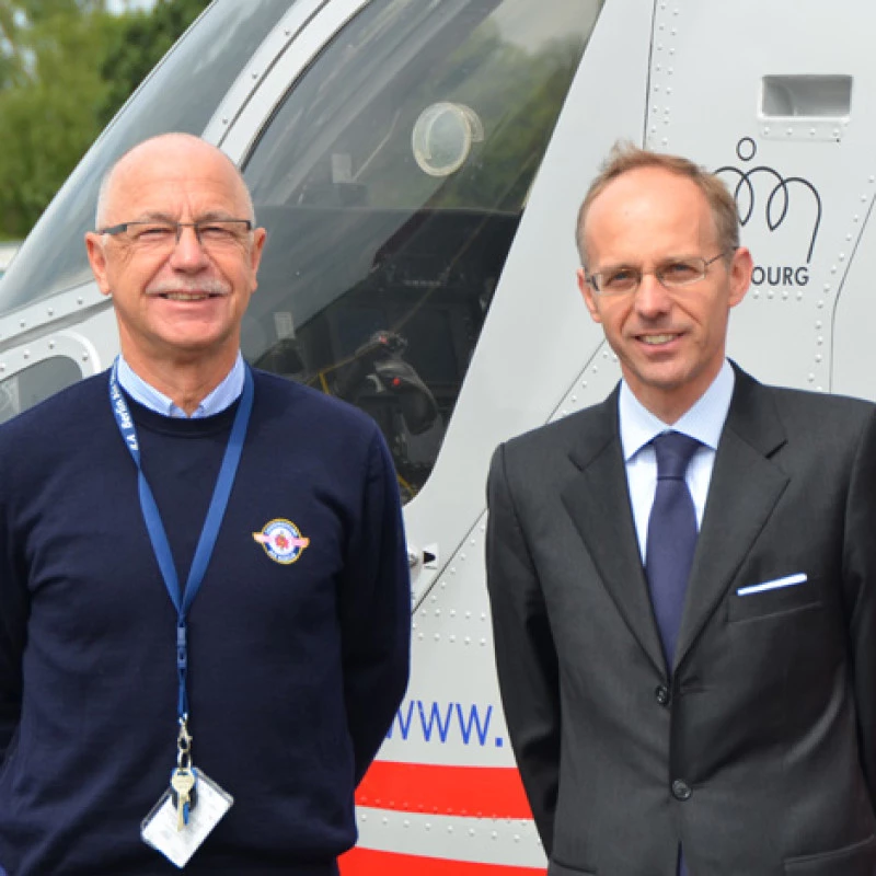Le ministre des Finances Luc Frieden en visite dans les installations de Luxembourg Air Rescue à l’aéroport de Luxembourg-Findel.