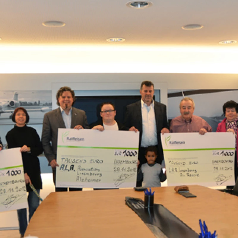 Representatives of Gaart an Heem Schweecherdall presenting a donation to Luxembourg Air Rescue.