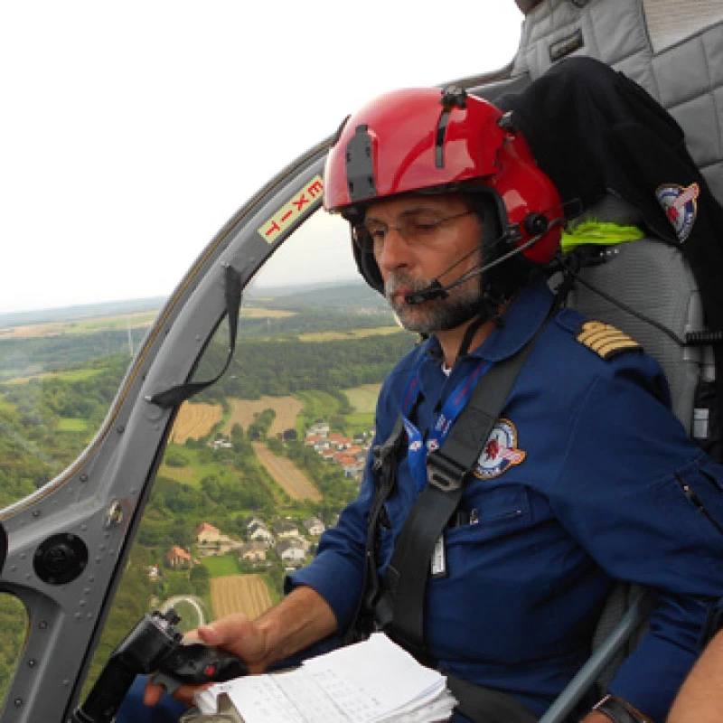 MD-Explorer-Rettungshubschrauber von Luxembourg Air Rescue während eines Luftrettungseinsatzes.