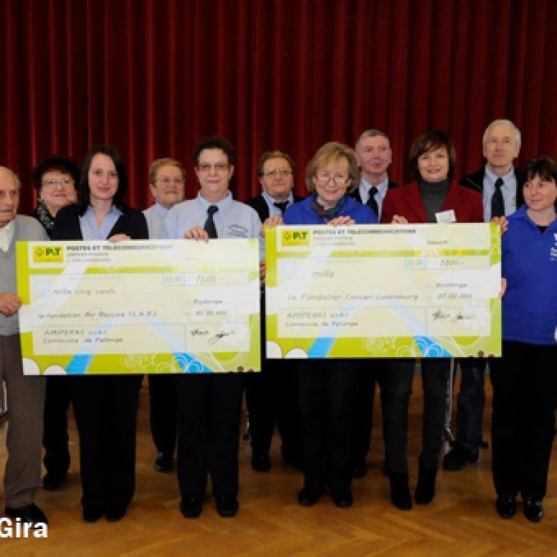 Mitglieder der Amiperas-Sektion Pétingen überreichen eine Spende an Luxembourg Air Rescue.